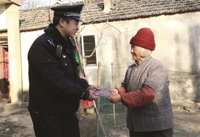 民警將戶(hù)口本交給陳奶奶。