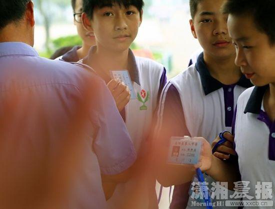 5月26日，岳陽縣第八中學(xué)，學(xué)生出校門時(shí)出示通行證