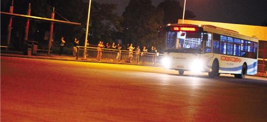 浙江大媽廣場舞跳進(jìn)公交站 管理方多次勸說無果 浙江大媽廣場舞跳進(jìn)公交站 管理方多次勸說無果