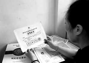 思念小寶的時候，李女士就一遍遍整理孩子留在家里的物品。