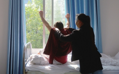 出院前，窗外透進(jìn)一道陽光，打在他的身上。