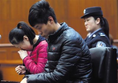 昨日，因殺死自己的親生兒子，被告人王某受審，其男友喬某則因涉嫌幫助毀滅證據(jù)罪受審。