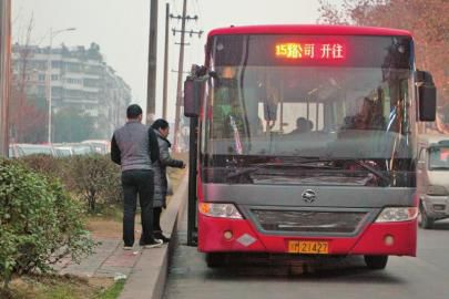 1月6日下午，資陽一輛15路公交車?？吭诋敃r事發(fā)車站。