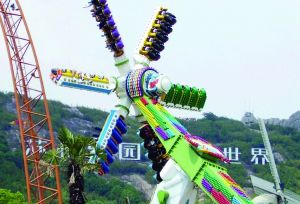 3月28日零點(diǎn)剛過幾分鐘，上海迪士尼6月16日開園日的門票就宣告售罄，巨大的訪問量一度導(dǎo)致票務(wù)系統(tǒng)出現(xiàn)間歇性故障，被網(wǎng)友調(diào)侃“激烈程度堪比春運(yùn)”。網(wǎng)上甚至有“黃?！睂⒁粡堥_園門票炒到幾千元。