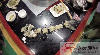 拼出魚骨，推斷魚沒有3斤8兩。 本報記者 平索茜 攝