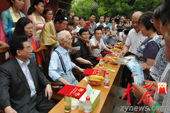 余光中、汪國真做客杜甫故里 共話詩圣家國情懷