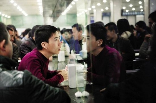 昨日起車(chē)站窗口開(kāi)始發(fā)售明年2月5日春運(yùn)車(chē)票 昨日起車(chē)站窗口開(kāi)始發(fā)售明年2月5日春運(yùn)車(chē)票