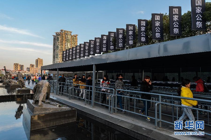 12月14日,觀眾排隊(duì)進(jìn)入侵華日軍南京大屠殺遇難同胞紀(jì)念館參觀。新華社記者 沈鵬 攝