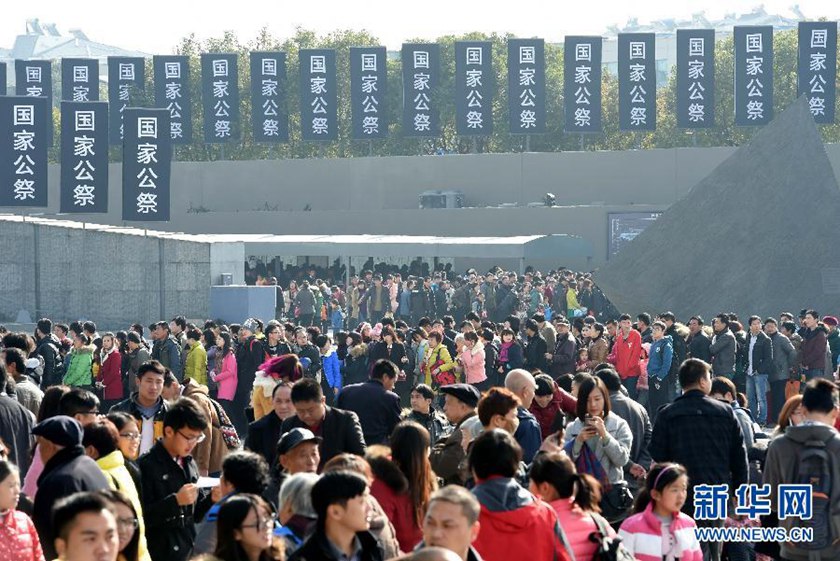 12月14日,參觀者在南京大屠殺遇難同胞紀(jì)念館參觀?！　⌒氯A社記者孫參攝