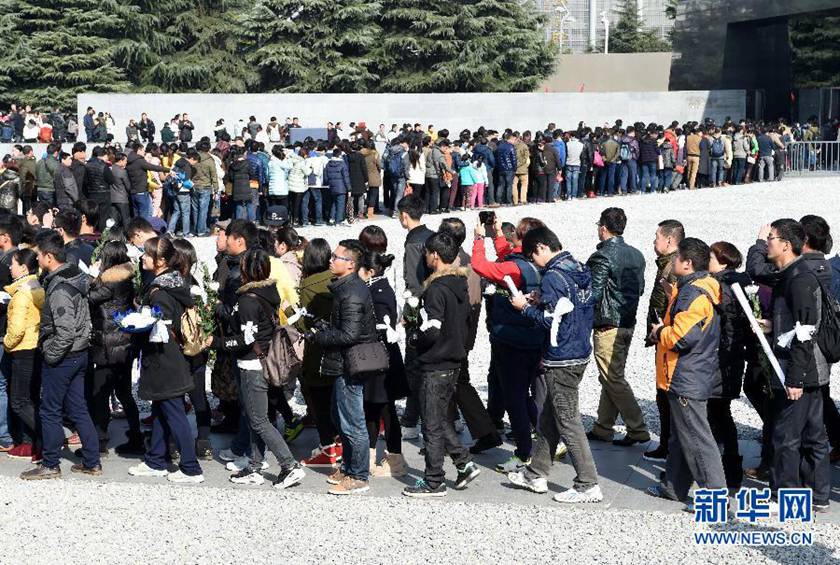  12月14日,參觀者在排隊(duì)進(jìn)入紀(jì)念館展館參觀。新華社記者孫參攝