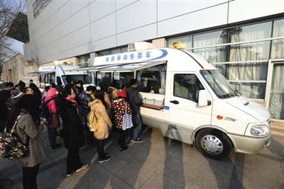 未來(lái)三天將迎春運(yùn)火車搶票高峰 周日售除夕車票