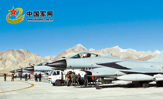 后勤官兵進駐雪域高原機場提供后勤支撐。解放軍報特約記者 劉應(yīng)華攝