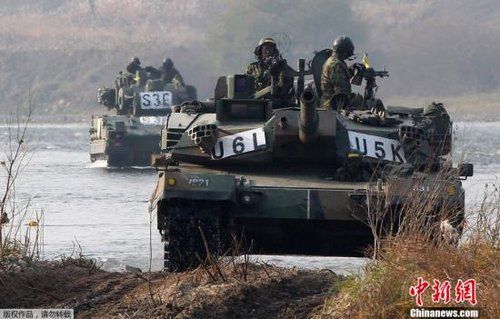 　資料圖：2011年11月2日，韓國軍隊在首爾東南100公里的驪州進行軍事演習(xí)。