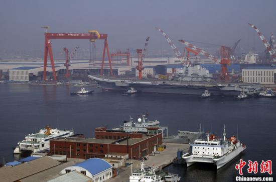 8月30日9時30分許，中國航母平臺在經(jīng)過第十次海試后，平穩(wěn)地?？吭谶|寧大連港碼頭。
