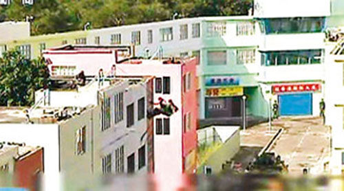 解放軍駐港部隊(duì)從屋頂游繩攻入建筑物。圖片來源：香港《文匯報(bào)》