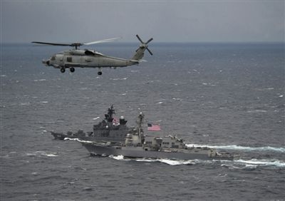 2011年1月10日，美國海軍驅(qū)逐艦與日本海上自衛(wèi)隊“鞍馬”號驅(qū)逐艦在日本長崎縣附近海域舉行聯(lián)合海上演習(xí)。資料圖片