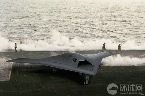 資料圖：X-47B無人機(jī)在林肯號(hào)航母上進(jìn)行系統(tǒng)連接測(cè)試。