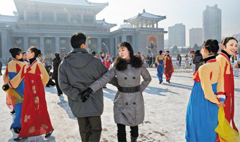 12月12日，朝鮮成功發(fā)射火箭后，平壤市民跳舞慶祝（資料圖）
