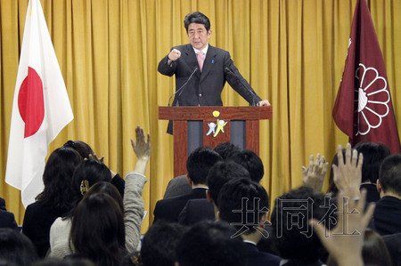 12月17日，日本自民黨總裁安倍晉三17日在黨總部會(huì)見(jiàn)記者，表示考慮與日本維新會(huì)和眾人之黨攜手修改憲法。