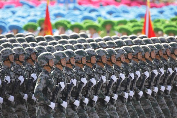 總體看，中國(guó)軍隊(duì)是稱職的，承擔(dān)了它對(duì)這個(gè)國(guó)家和人民的應(yīng)有責(zé)任。