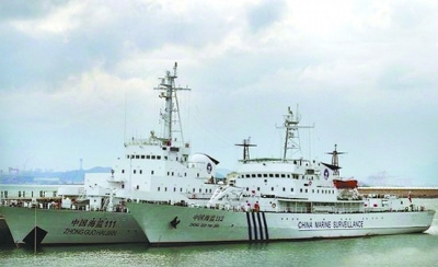 海監(jiān)111船（左）與112船，海監(jiān)111船原為海軍“海冰723號(hào)”破冰船
