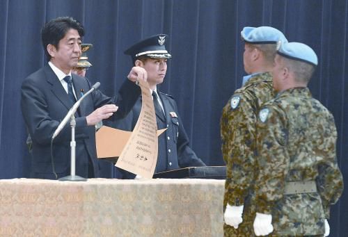 20日，日本首相安倍晉三向回國的戈蘭高地維和自衛(wèi)隊(duì)遞交政府獎(jiǎng)狀。安倍在儀式上稱，近年“日本周邊的安全保障環(huán)境更加嚴(yán)峻”，為此將修改《防衛(wèi)計(jì)劃大綱》，進(jìn)一步加強(qiáng)日美同盟。