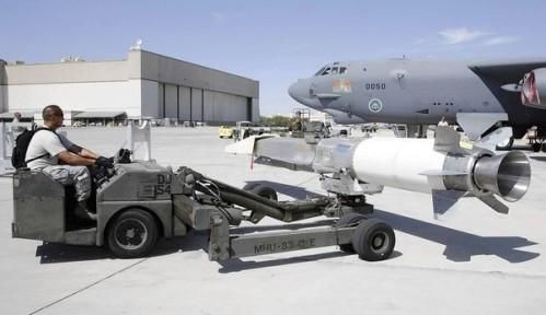 資料圖：美軍嘗試將“X-51 Wave Rider”飛行器掛在一架“B-52”轟炸機(jī)下，發(fā)射升空。