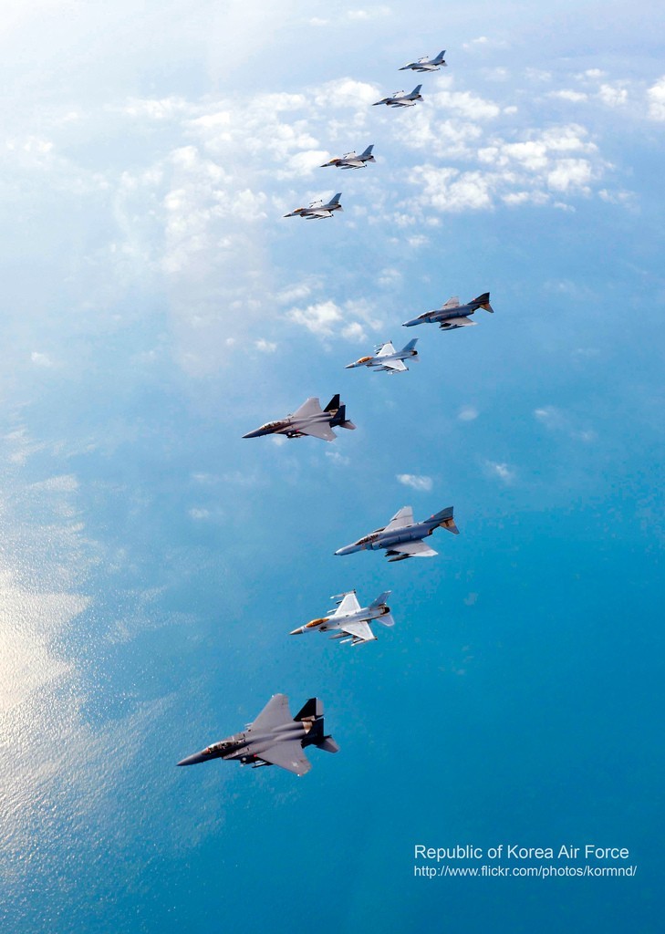 圖為韓空軍KF-16戰(zhàn)機(jī)、F-4戰(zhàn)機(jī)、F-15K兩代三型戰(zhàn)機(jī)編隊(duì)升空練作戰(zhàn)。
