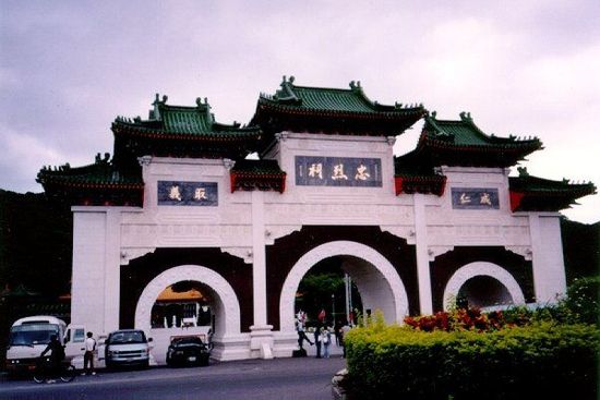 位于臺北的忠烈祠供奉著從孫中山革命，到抗日戰(zhàn)爭，解放戰(zhàn)爭所有陣亡國民黨士兵的靈位。