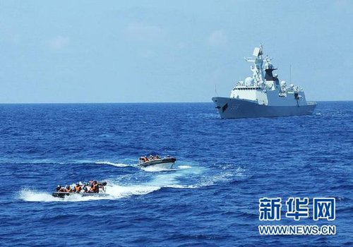 3月28日，十余名臨檢拿捕隊(duì)員從玉林艦出發(fā)，乘小艇駛向模擬可疑商船的艦只。