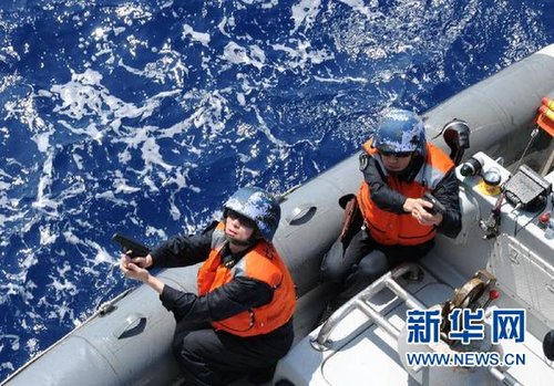 　3月28日，十余名臨檢拿捕隊(duì)員乘小艇駛至模擬可疑商船下方水面。
