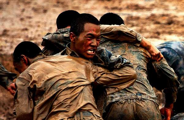 資料圖：濟(jì)南軍區(qū)某部特種兵魔鬼訓(xùn)練。