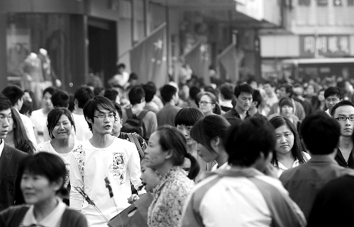 8天長(zhǎng)假中，逛街購(gòu)物的人數(shù)激增，鄭州市德化步行街上“人潮洶涌” 河南商報(bào)記者 王春勝/攝