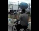 開(kāi)掛民族騎車頭頂煤氣罐，原地?？?腳不離車 飄逸