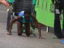 美國(guó)馬拉松女選手耗盡體力堅(jiān)持爬過終點(diǎn) 拒絕輪椅幫助