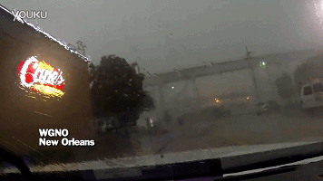好可怕！大風(fēng)把火車從橋上吹了下來