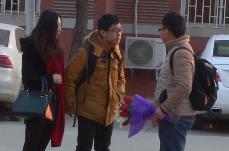 美女請你假裝其男友拒絕追求者，你會怎么辦？