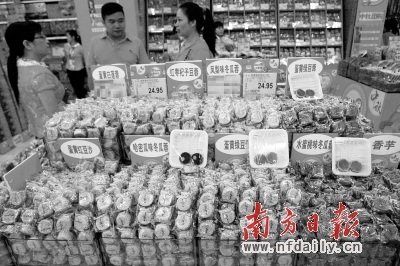 散裝月餅因其實(shí)惠的價(jià)格、豐富的口味而受到市民的青睞。