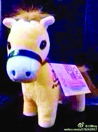 “馬上有錢”走紅網(wǎng)絡 網(wǎng)友集體“炫富曬錢”