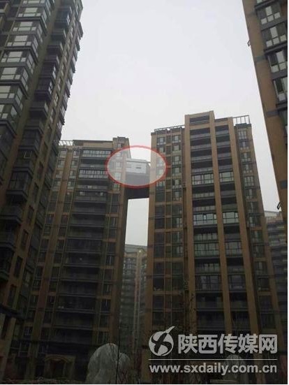西安現(xiàn)最?！疤鞓颉?兩樓之間建起“空中走廊”