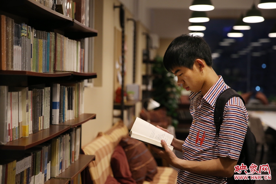 袁丙鵬，22歲，某大學(xué)大三學(xué)生：在適合的環(huán)境里看書(shū)，才能看出境界。