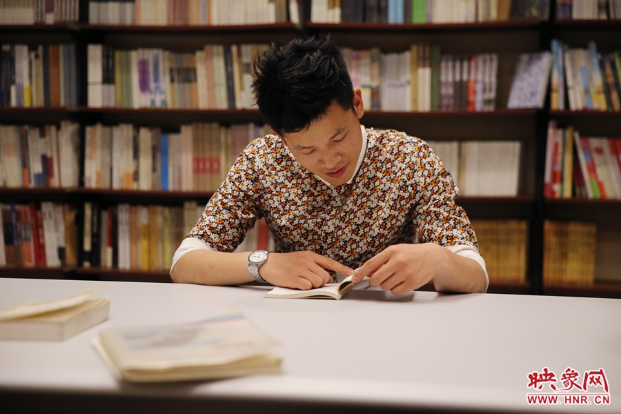 李恒，26歲，私營(yíng)業(yè)主：喜歡撫摸紙質(zhì)書(shū)的感覺(jué)。