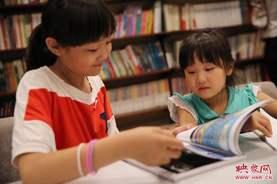 姐姐王藝茹，11歲，小學(xué)五年級(jí)學(xué)生；妹妹王有君，5歲：像喜歡看電視一樣喜歡看書(shū)。