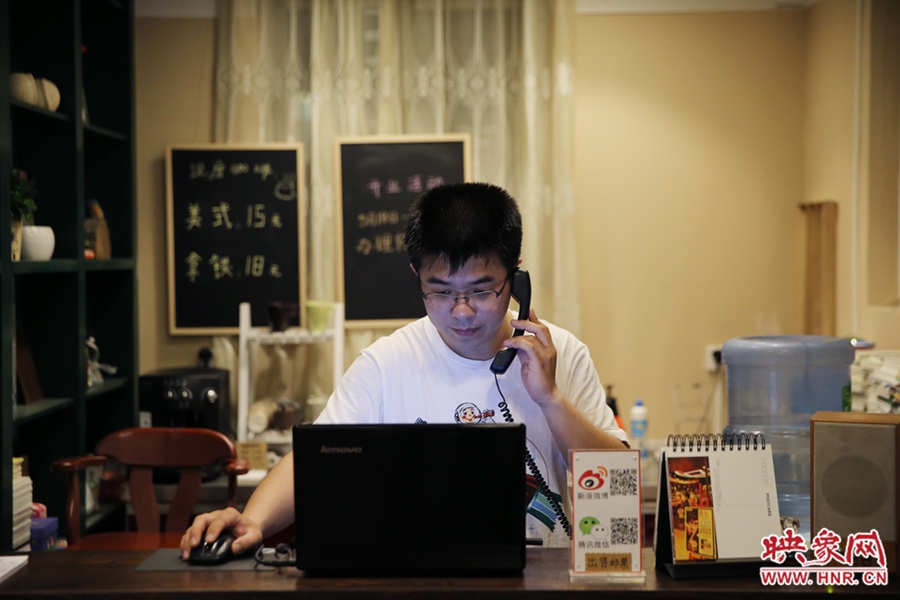 店長(zhǎng)小博，由于書(shū)店搬遷至此，經(jīng)常接詢問(wèn)地址的電話。