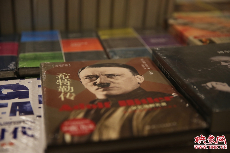 書(shū)店內(nèi)的書(shū)。