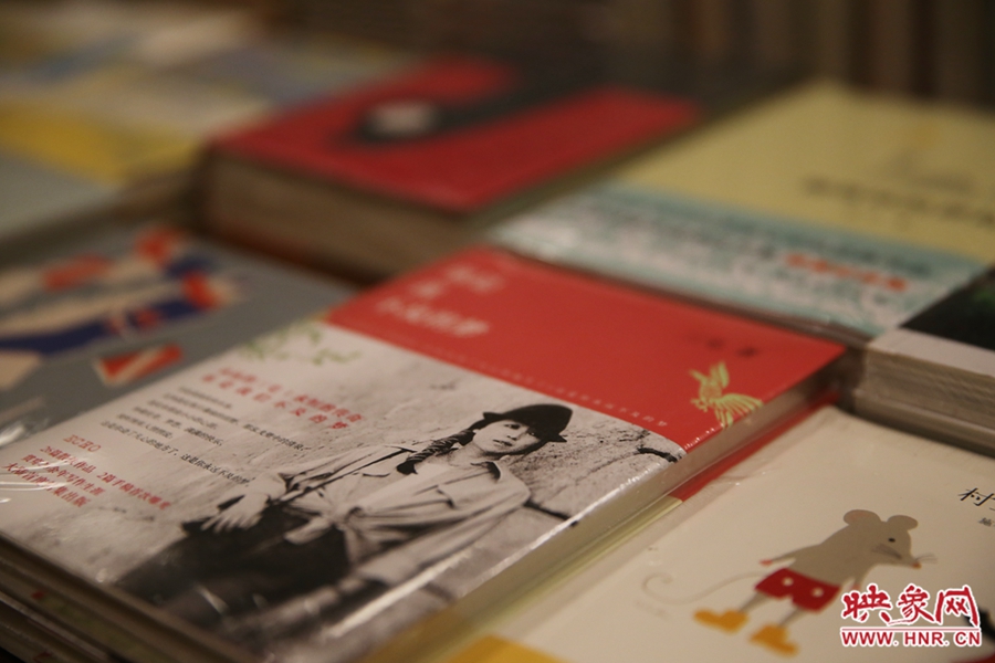 書(shū)店內(nèi)的書(shū)。