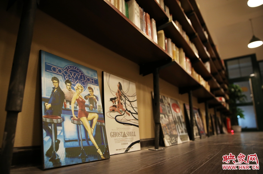 書(shū)店內(nèi)的書(shū)。