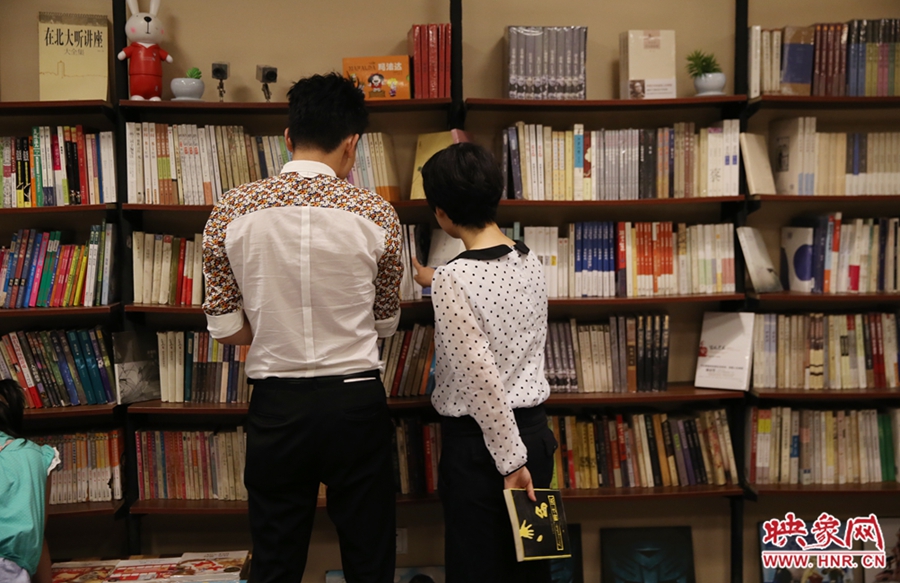 看書(shū)的人。