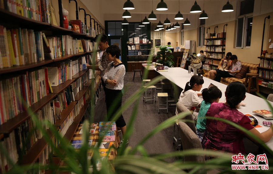 看書(shū)的人。