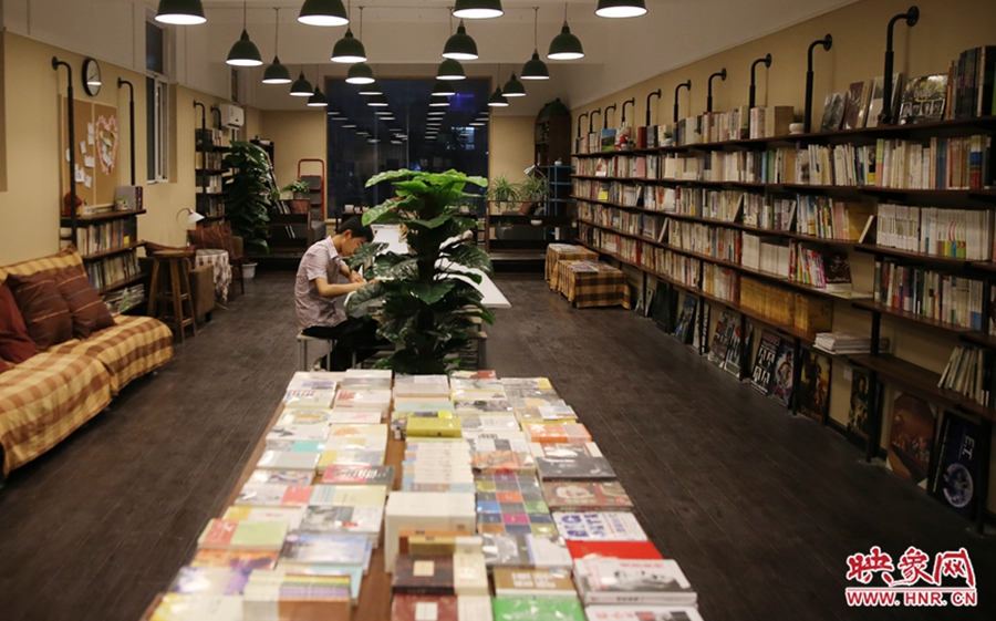看書(shū)的人。